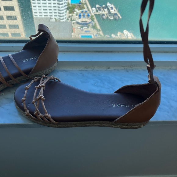 Alohas size 38 EUR size, brown leather, ties around ankle. - Picture 2 of 3